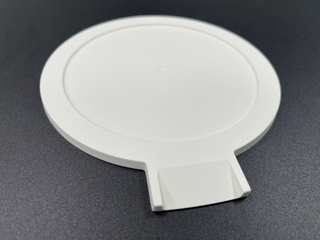 Recipiente de plantio moldado por injeção e conjunto de tampa com entrada e saída de água