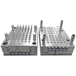 Porta lateral dos materiais de consumo médicos da cavidade do molde dos PP 1*48 com grande Sprue S136 HRC48-50 que forma a cavidade de aço e o núcleo que lustra o molde médico da seringa de 3 Ml